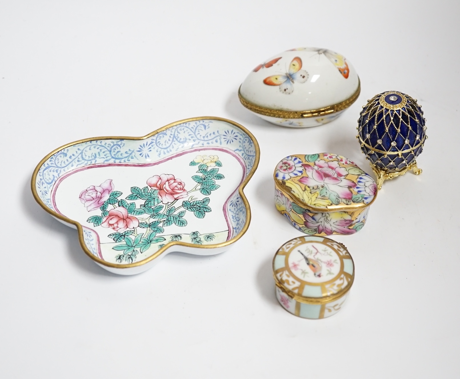 A collection of curios to include Halcyon Days, Bilston and Limoges enamel boxes, a Chinese champleve enamel box, a Royal Crown Derby bird, etc. largest 16cm wide